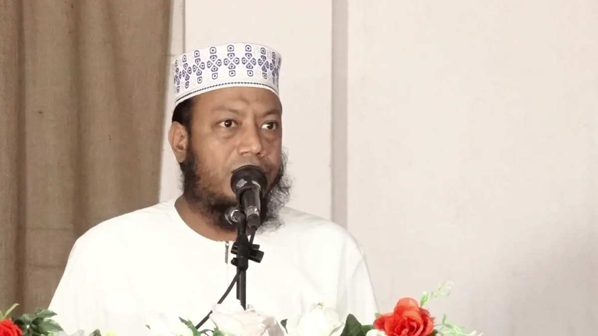 কুষ্টিয়ার স্থানীয় গণমাধ্যম কর্মীদের সঙ্গে মতবিনিময় সভায় বক্তব্য রাখছেন মুফতি আমির হামজা। ছবি- সংগৃহীত