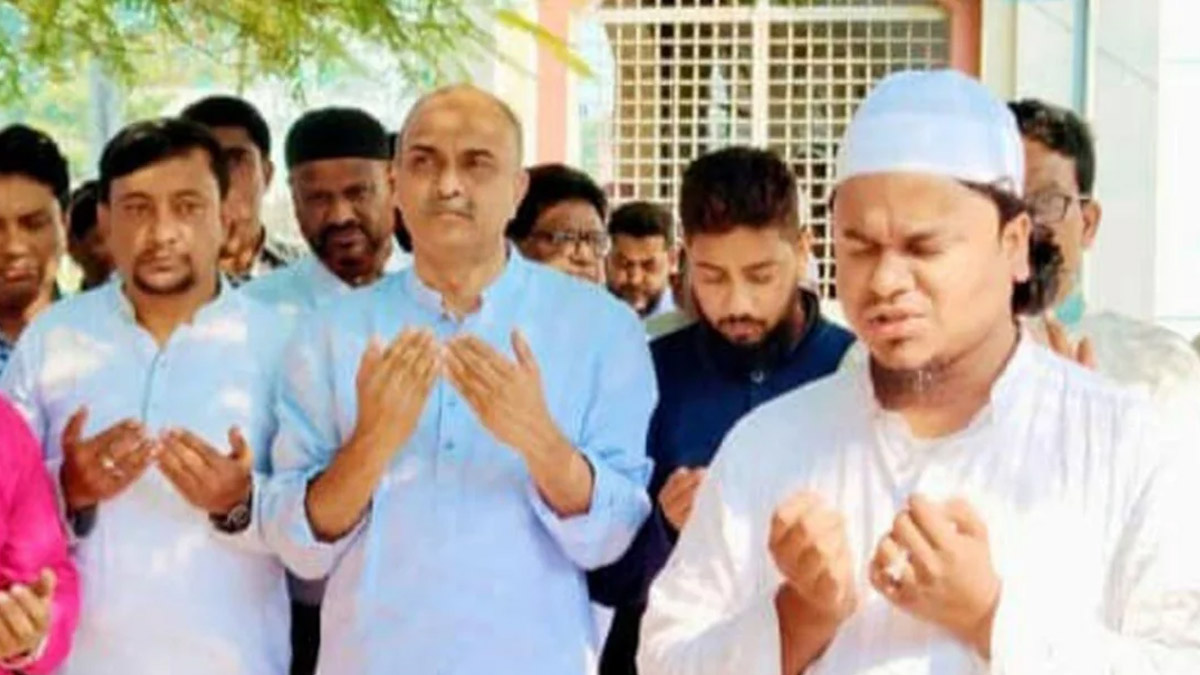 কবর জিয়ারত করেন কুষ্টিয়া-২ আসনের ধানের শীষের প্রার্থী রাগীব রউফ চৌধুরী।   ছবি- সংগৃহীত