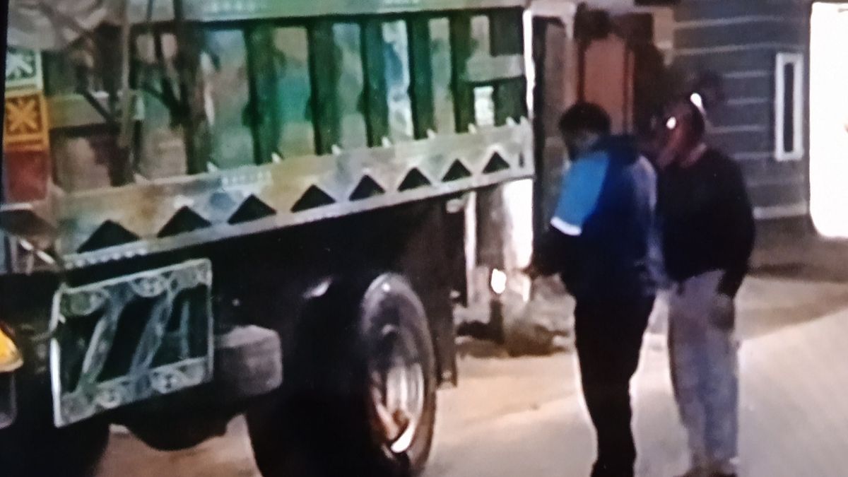 কুষ্টিয়ায় ট্রাকে আগুন দেওয়ার আগ মুহুর্তের ছবি। ছবি- সংগৃহীত