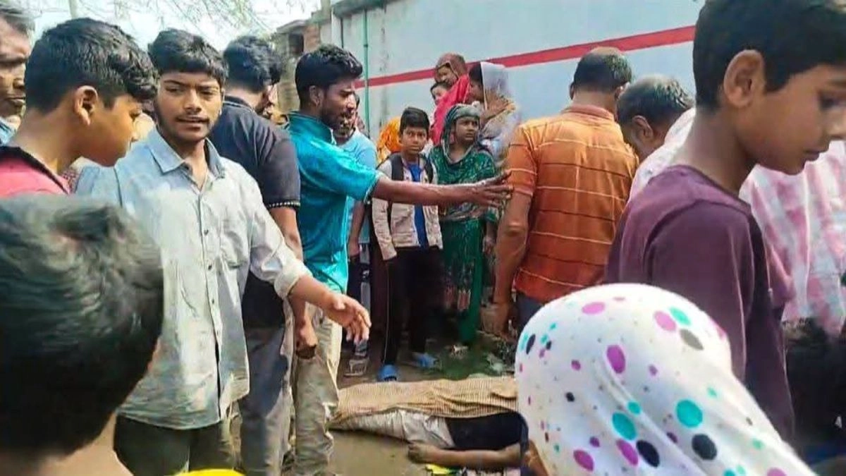 নিহত ব্যক্তিকে ঘিরে স্থানীয়রা। ছবি : রূপালী বাংলাদেশ