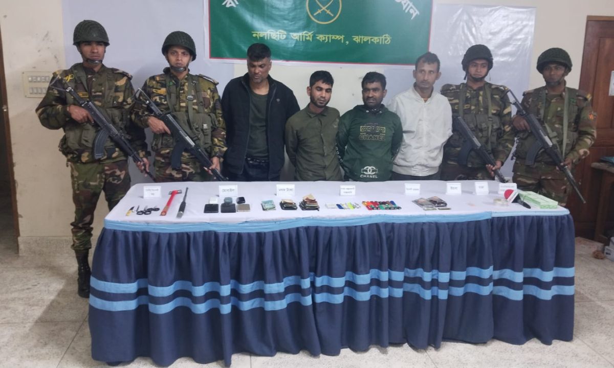 আটককৃতরা। ছবি : রূপালী বাংলাদেশ