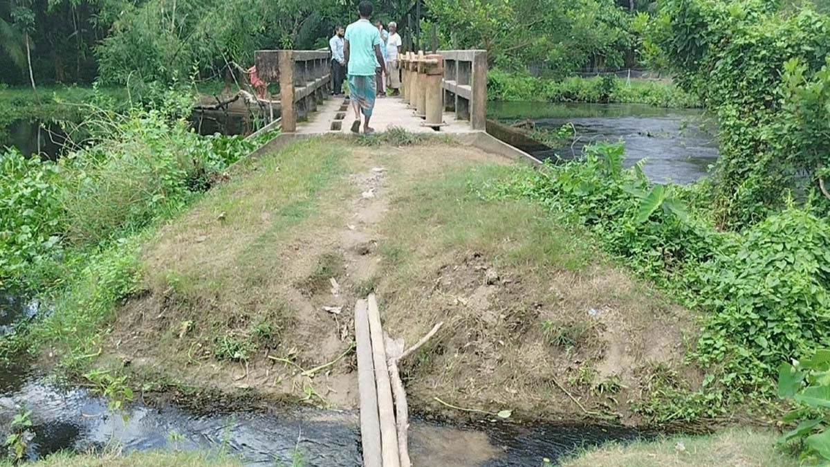 লক্ষ্মীপুর সদরের চরশাহী ইউনিয়নে সরকারি খালের ওপর টক্কাপুল স্লুইসগেট।      ছবি- সংগৃহীত