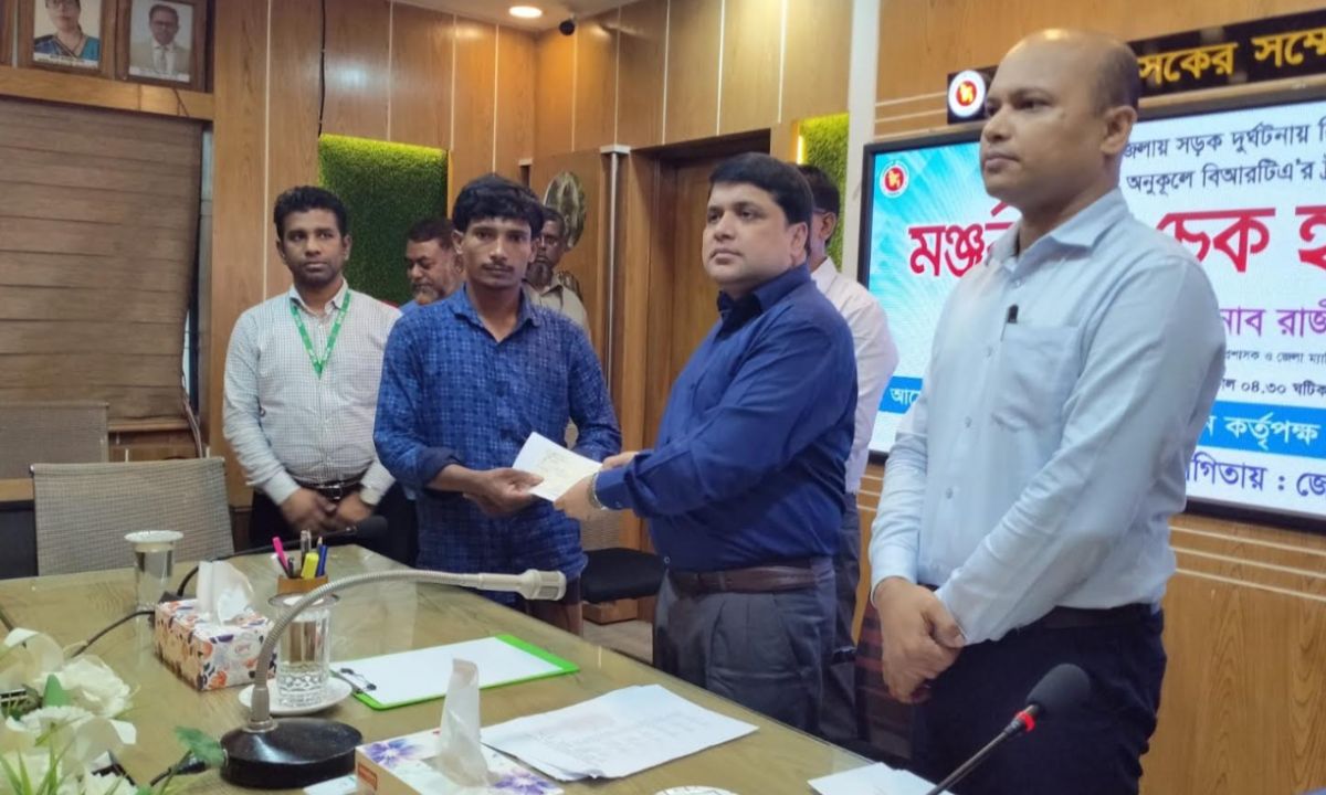 লক্ষ্মীপুরে সড়ক দুর্ঘটনায় নিহত-আহত পরিবারের মাঝে অনুদানের চেক হস্তান্তর। ছবি- রূপালী বাংলাদেশ