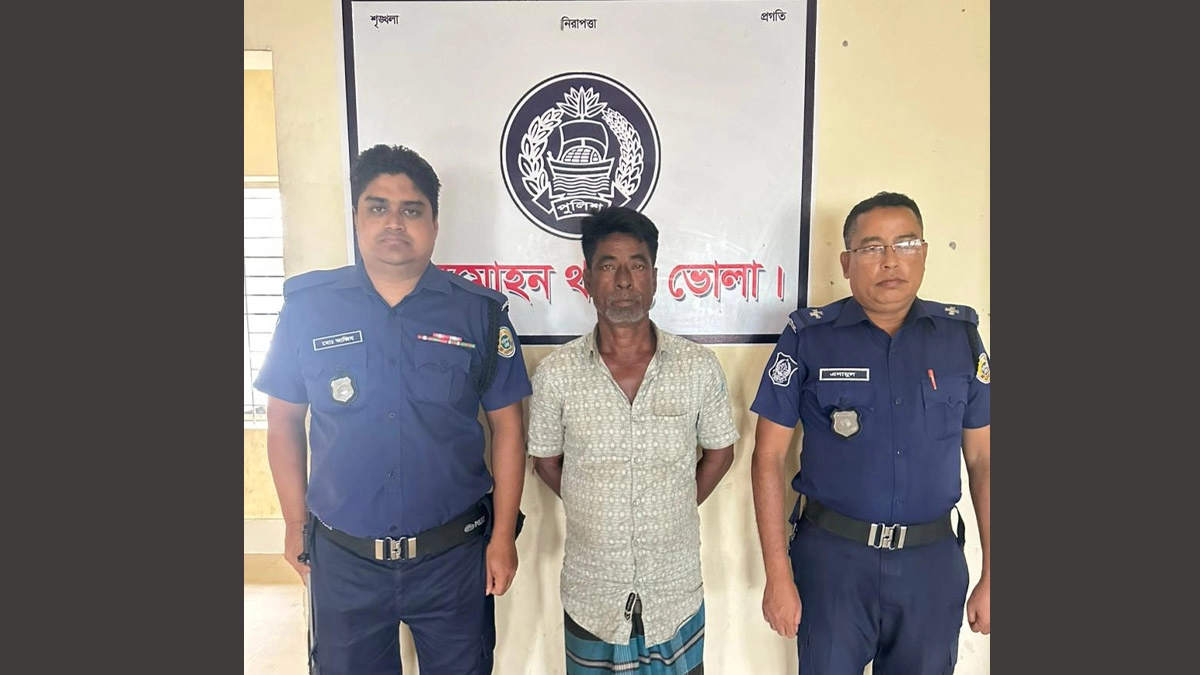 আটক হরি রঞ্জন দাস ওরফে সোনা মাঝি । ছবি- রূপালী বাংলাদেশ