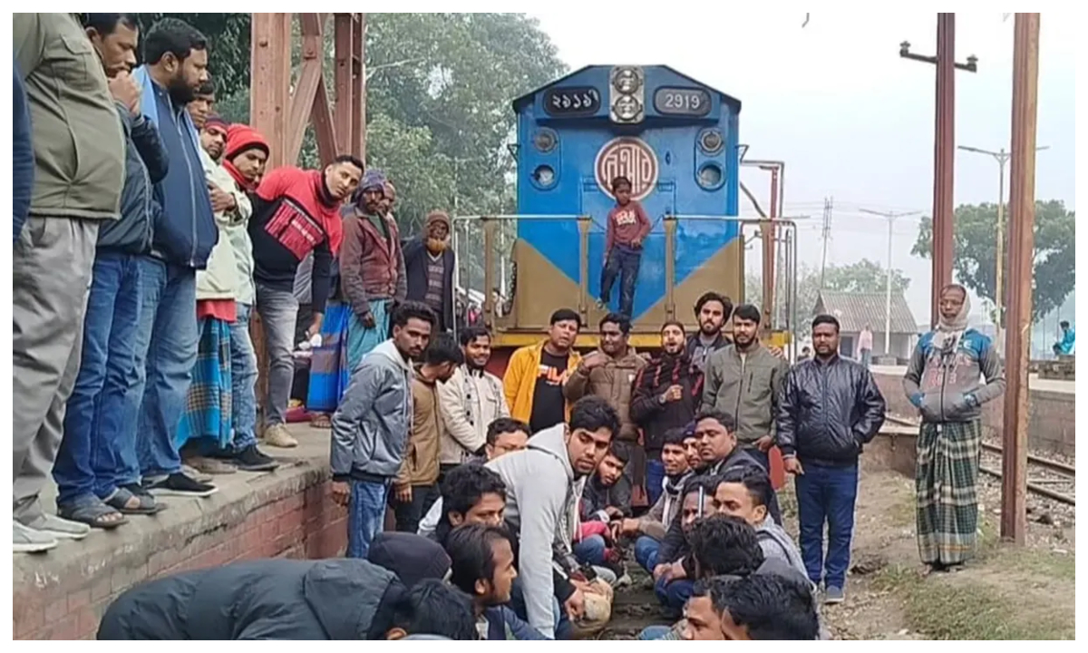 বিএনপির নেতাকর্মীরা ট্রেনের ইঞ্জিনের সামনে বসে-শুয়ে রেললাইন অবরোধ করেন। ছবি : সংগৃহীত