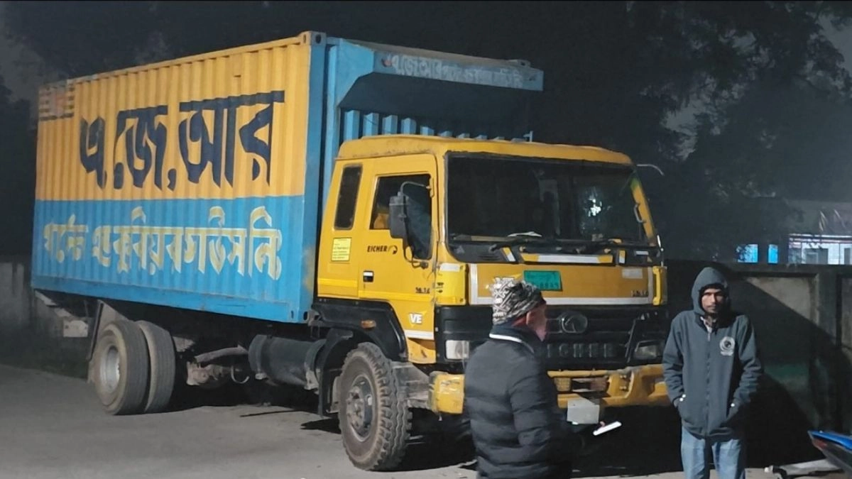 কাভার্ড ভ্যানটি। ছবি- রূপালী বাংলাদেশ