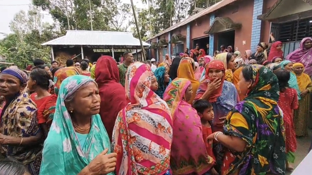 মারা যাওয়া দুই ভাইকে দেখতে প্রতিবেশীদের ভিড়। ছবি : রূপালী বাংলাদেশ