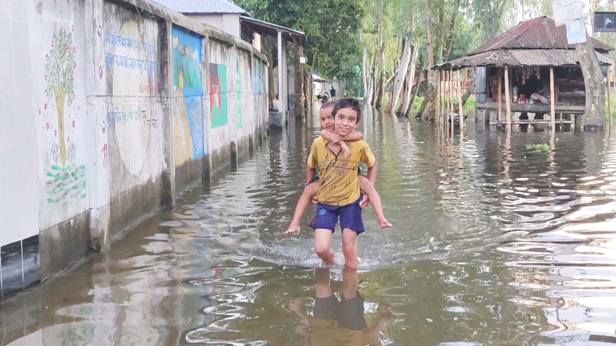 লালমনিরহাটের তিস্তাপাড়ের বন্যা পরিস্থিতির অবনতি। ছবি- রূপালী বাংলাদেশ