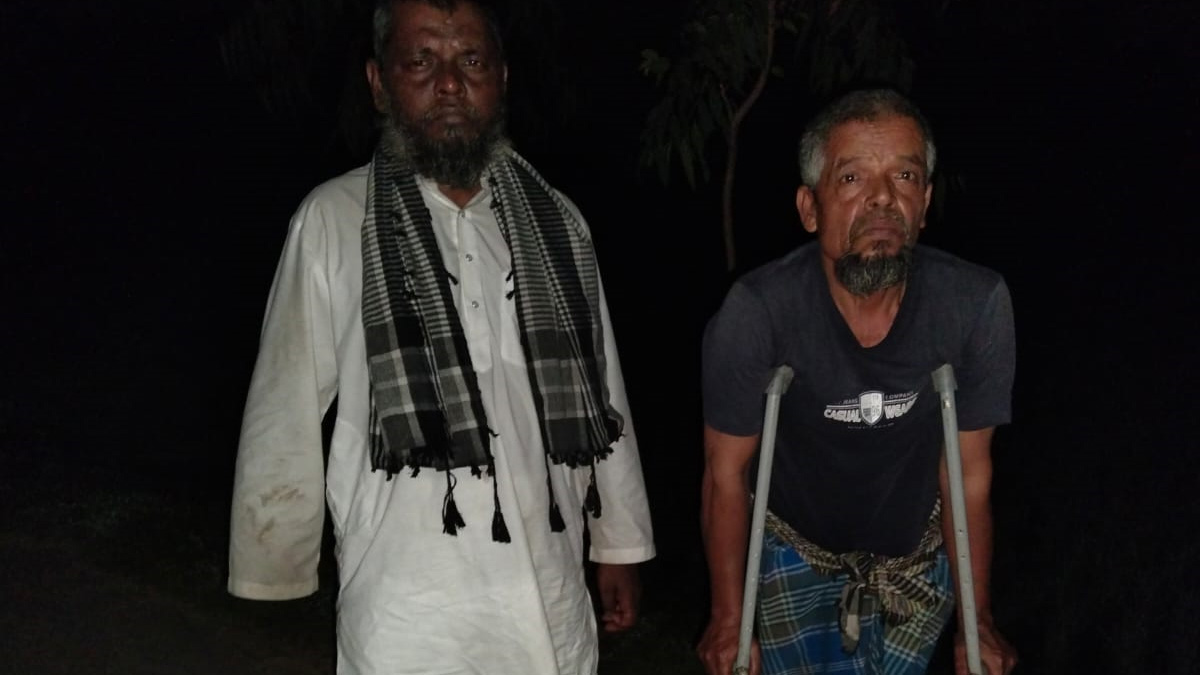 আটককৃত দুই ব্যক্তি।  ছবি- রূপালী বাংলাদেশ