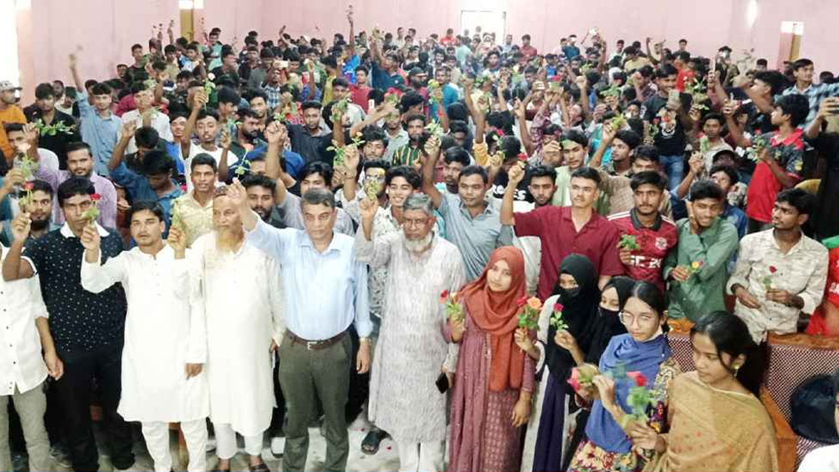 হাতীবান্ধা উপজেলা অডিটরিয়াম হল রুমে আনুষ্ঠানিকভাবে ছাত্রদলে যোগদান করেন বৈষম্যবিরোধী শিক্ষার্থীরা। ছবি- সংগৃহীত