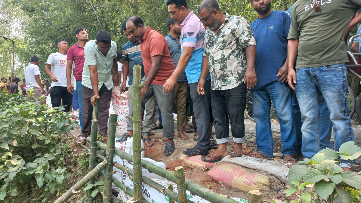 আদিতমারীর ক্ষতিগ্রস্ত সড়ক সংস্কার করেছেন স্থানীয় যুবদলের নেতাকর্মীরা। ছবি- রূপালী বাংলাদেশ