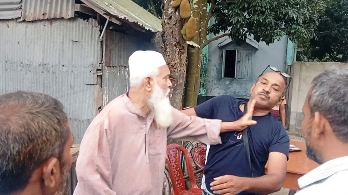 সাংবাদিকের হামলা করছেন অতিরিক্ত টোল আদায়কারীরা