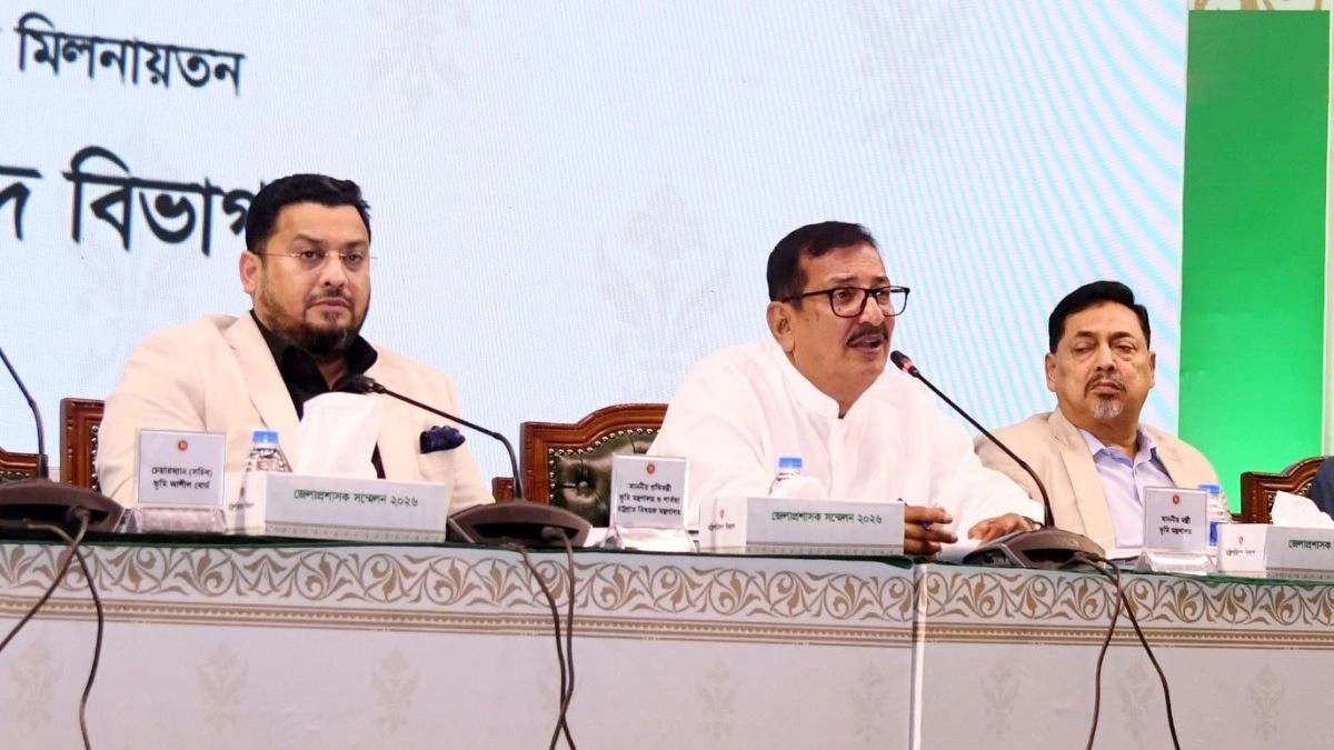 সাংবাদিকদের সঙ্গে কথা বলছেন ভূমিমন্ত্রী মো. মিজানুর রহমান মিনু