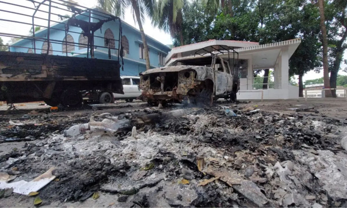 আশুলিয়ায় ছয়টি মরদেহ পেট্রোল ঢেলে পুড়িয়ে দেন ওসি সায়েদ ও এএসআই বিশ্বজিৎ। ছবি- সংগৃহীত