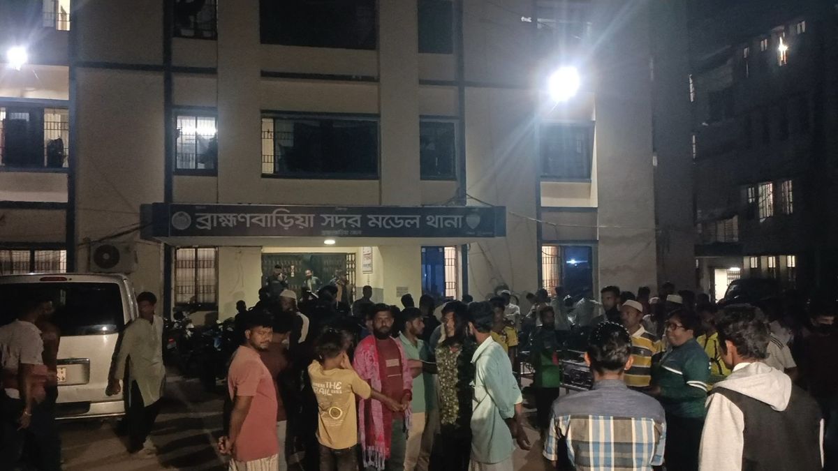 মরদেহ নিয়ে থানার সামনে অবস্থান। ছবি- রূপালী বাংলাদেশ