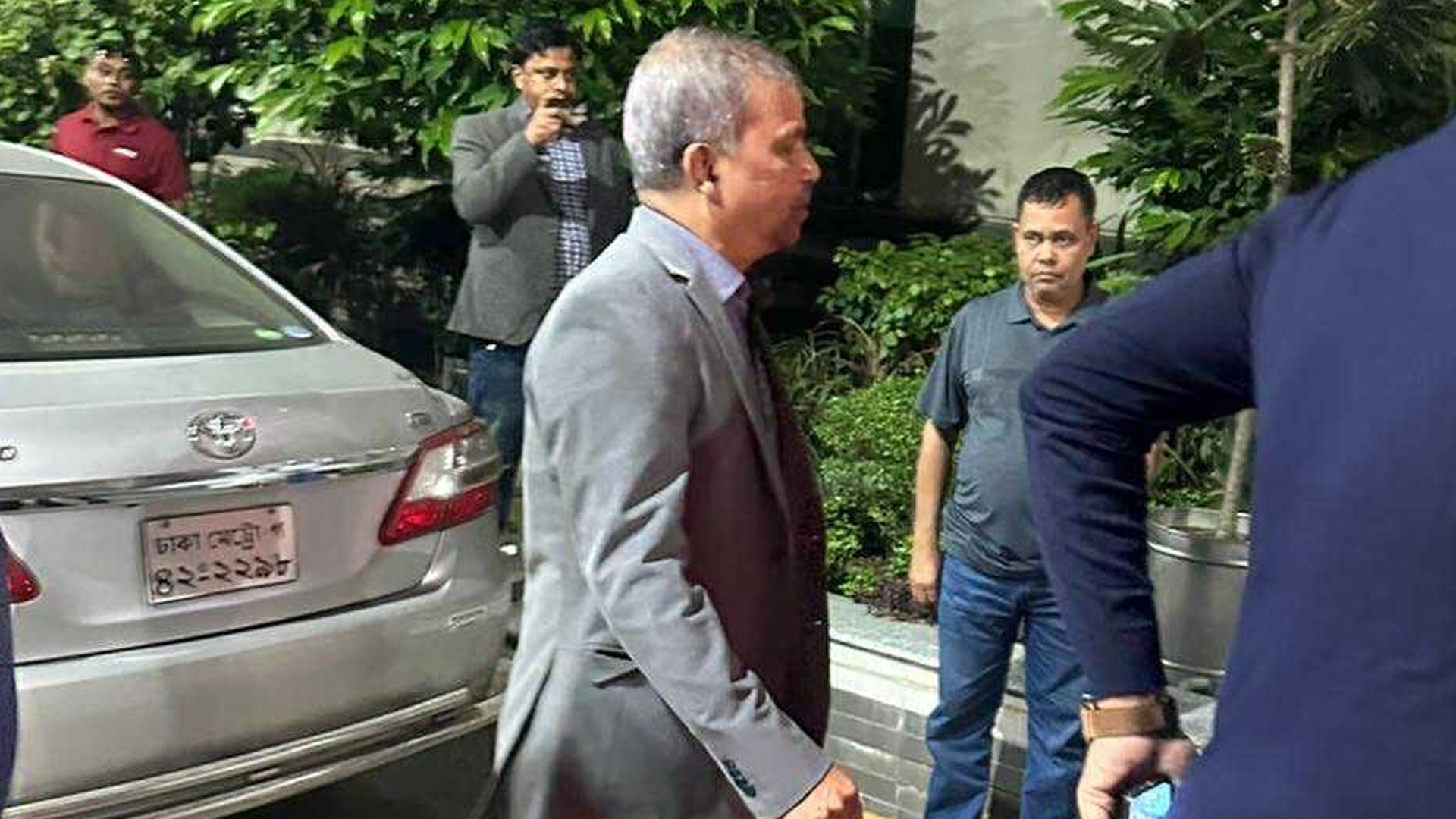 খালেদা জিয়াকে দেখতে হাসপাতালে আইন উপদেষ্টা