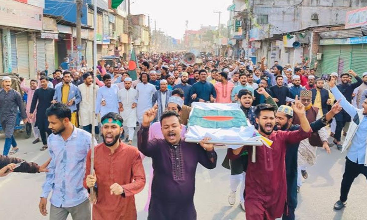 ওসমান হাদি হত্যার প্রতিবাদে লক্ষ্মীপুরে কফিন মিছিল। ছবি- রূপালী বাংলাদেশ