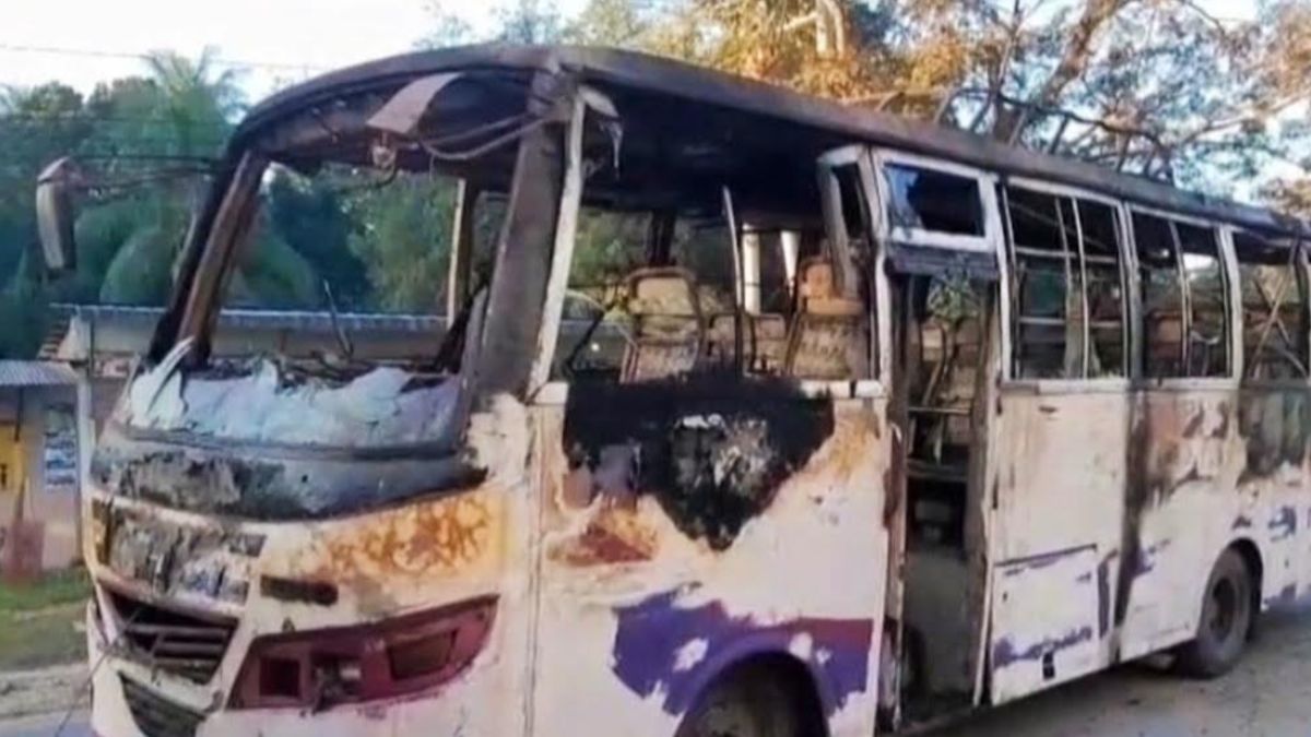 পুড়ে যাওয়া বাসটি। ছবি- রূপালী বাংলাদেশ