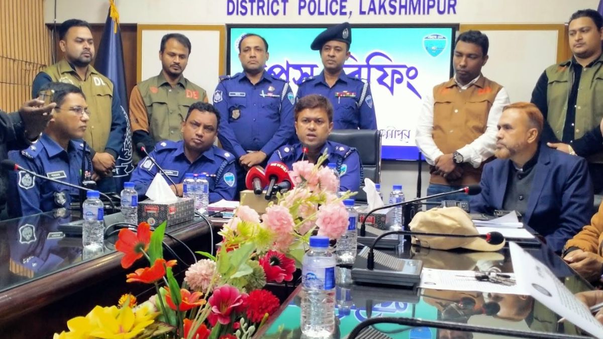 লক্ষ্মীপুর জেলা পুলিশ সুপার (এসপি) মো. আবু তারেকের প্রেস ব্রিফিং। ছবি- রূপালী বাংলাদেশ