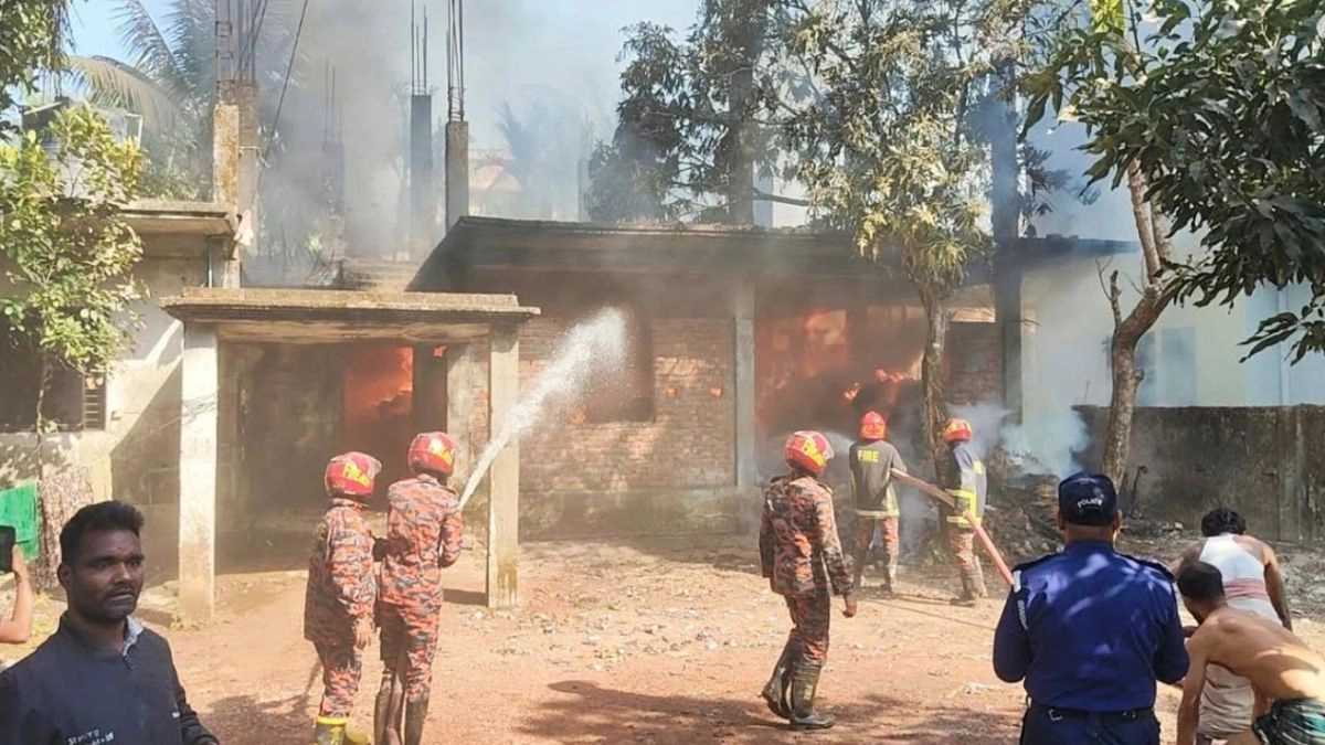 তুলার গোডাউনে আগুন। ছবি : রূপালী বাংলাদেশ