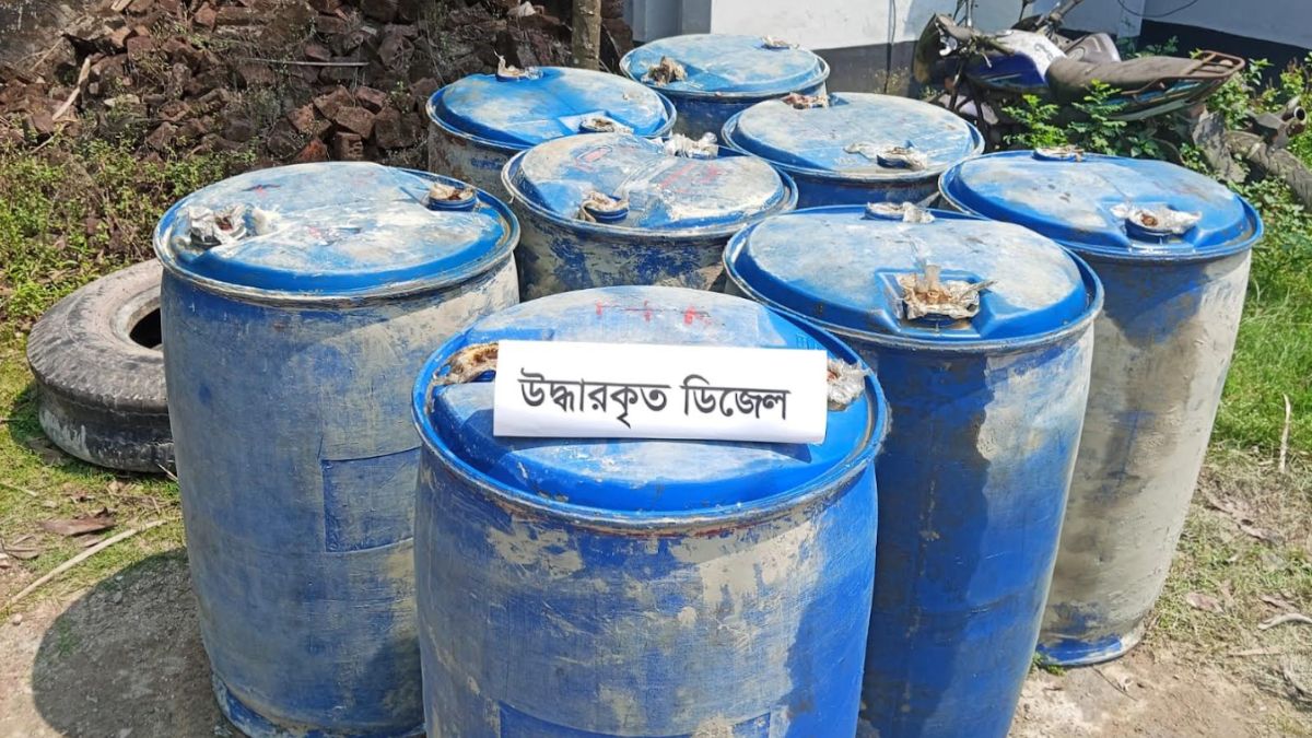 উদ্ধার হওয়া ড্রামগুলো। ছবি : রূপালী বাংলাদেশ