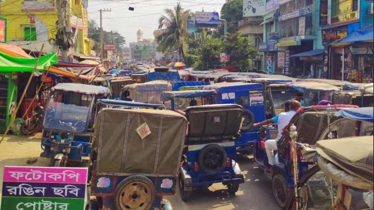 লক্ষ্মীপুরে অটোরিকশার কারণে যানজট। ছবি- রূপালী বাংলাদেশ
