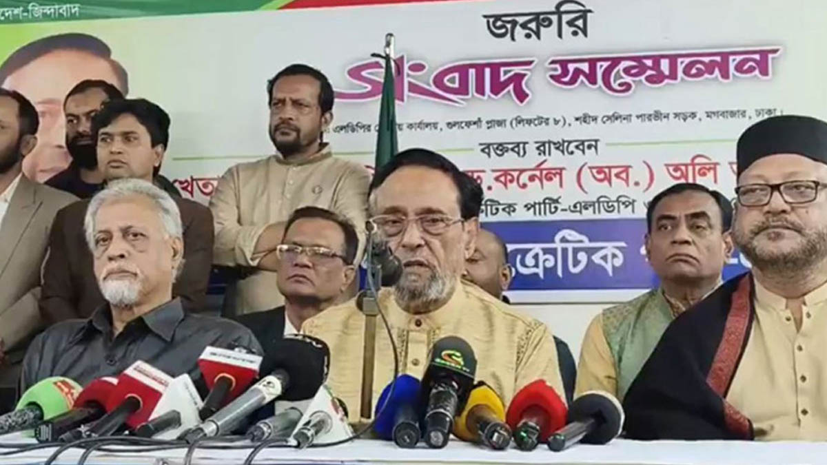 জরুরি সংবাদ সম্মেলনে কথা বলেন কর্নেল (অব.) অলি আহমেদ। ছবি : সংগৃহীত