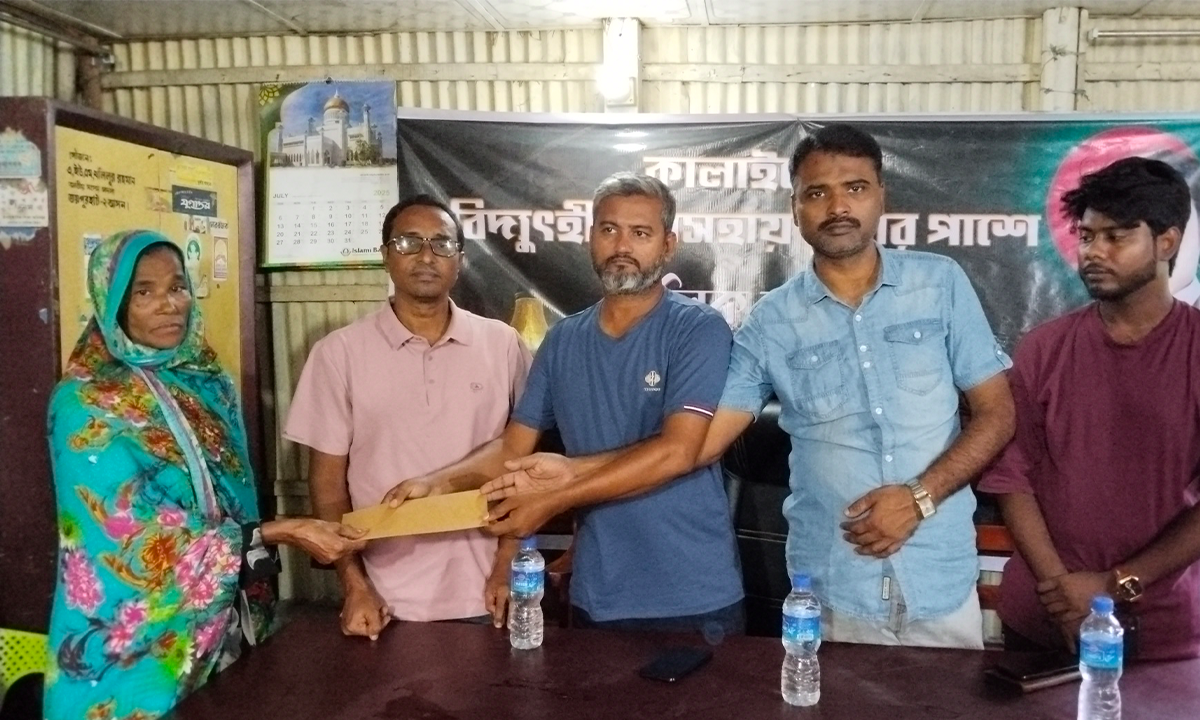 স্বামী পরিত্যক্তা লিলিমন বিবিকে বিদ্যুৎ সংযোগে আর্থিক সহায়তা প্রদান করা হয়। ছবি- রূপালী বাংলাদেশ
