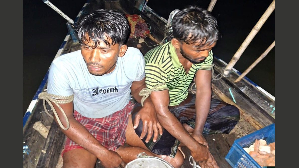 আটককৃতরা। ছবি- রূপালী বাংলাদেশ