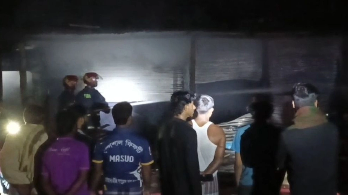 লক্ষ্মীপুরে বিদ্যুতের শর্টসার্কিট থেকে অগ্নিকাণ্ডে ৬টি দোকান পুড়ে ছাই হয়ে গেছে।  ছবি- রূপালী বাংলাদেশ