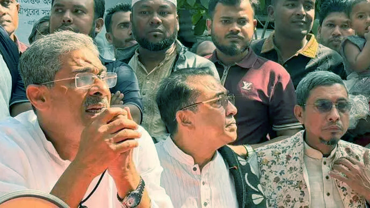 লক্ষ্মীপুর পৌরসভার ২ ও ১৪ নম্বের ওয়ার্ডে গণসংযোগকালে কথা বলেন শহীদ উদ্দীন চৌধুরী এ্যানি। ছবি : সংগৃহীত
