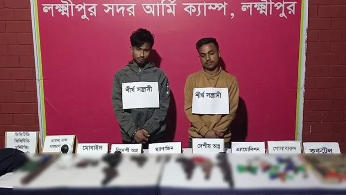বিপুল পরিমাণ অস্ত্র ও গোলাবারুদসহ আটক ব্যক্তিরা । ছবি : সংগৃহীত