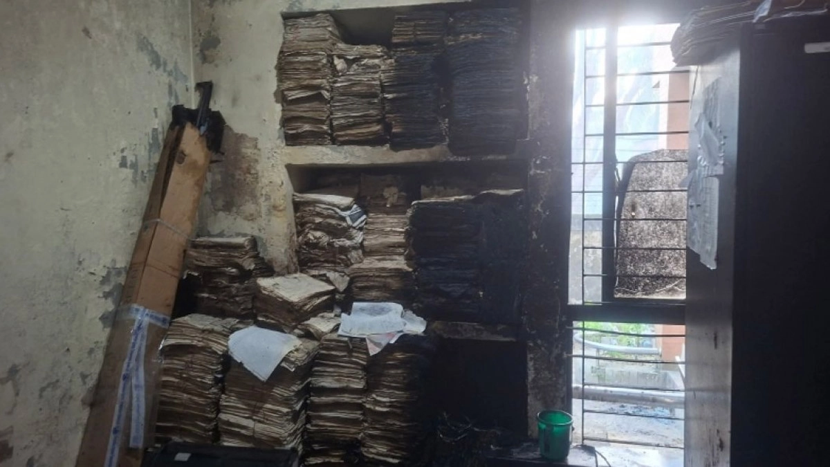 আগুনে কিছু  কাগজপত্র পুড়ে গেছে।  ছবি- সংগৃহীত
