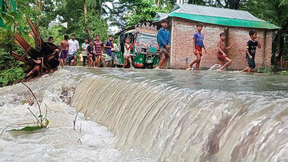 কমলনগর ও রামগতি উপজেলার বিভিন্ন এলাকা জোয়ারের পানিতে প্লাবিত। ছবি- রূপালী বাংলাদেশ