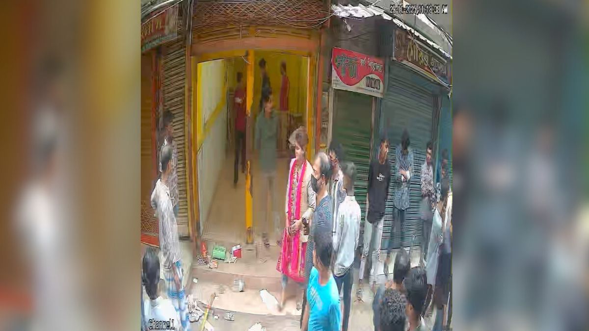 স্বর্ণের দোকানে চুরি। ছবি- সিসিটিভি ফুটেজ থেকে নেওয়া