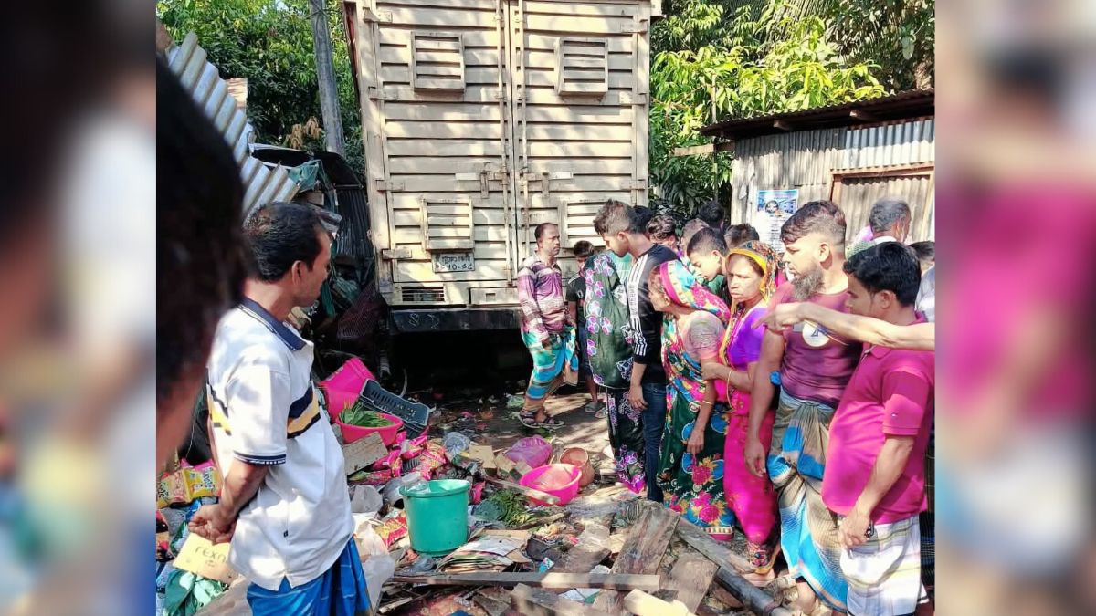 মাদারীপুরে দোকানে ঢুকে পড়েছে কাভার্ডভ্যান। ছবি- রূপালী বাংলাদেশ