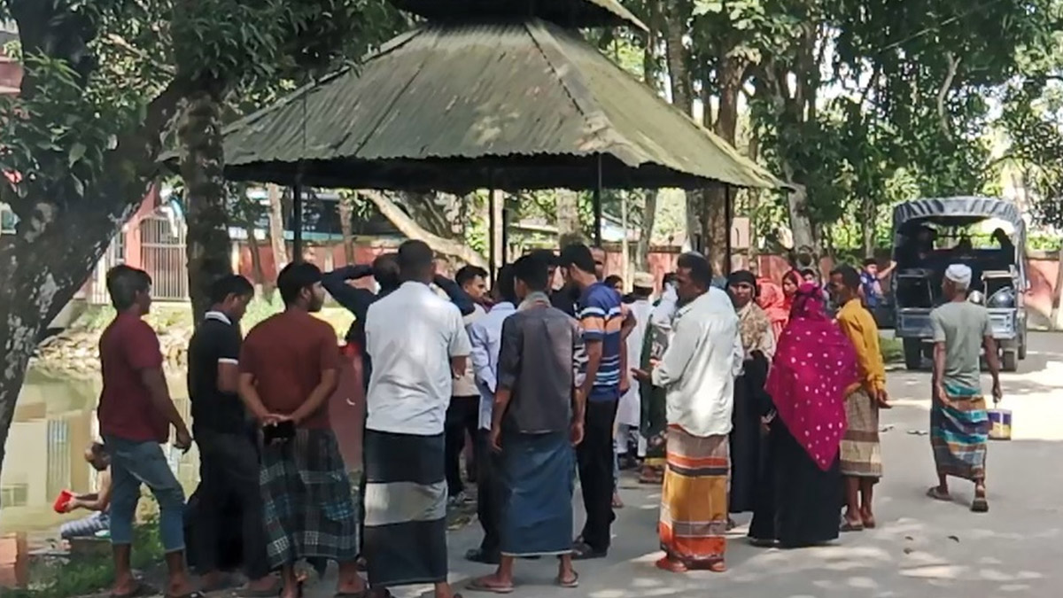 নিহত গৃহবধূর মরদেহ দেখতে স্থানীয়দের ভিড়।    ছবি- সংগৃহীত