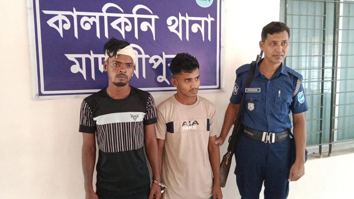 আটককৃত আসামিরা ।     ছবি- রূপালী বাংলাদেশ