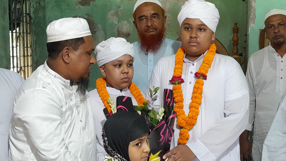 দুই ভাইয়ের মাথায় হাফেজি মর্যাদার পাগড়ি পরিয়ে দেন প্রতিষ্ঠানের প্রধান শিক্ষক।     ছবি- রূপালী বাংলাদেশ