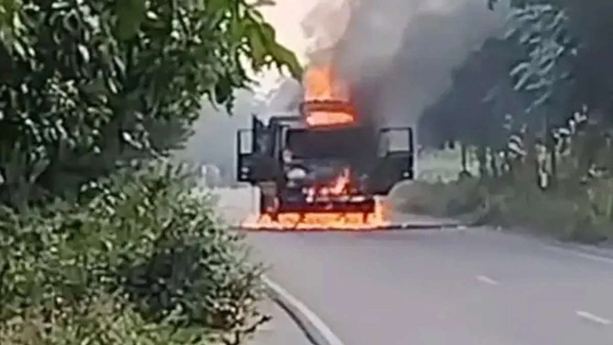 শিবচরে একটি চিনিবোঝাই ট্রাকে আগুন। ছবি- সংগৃহীত