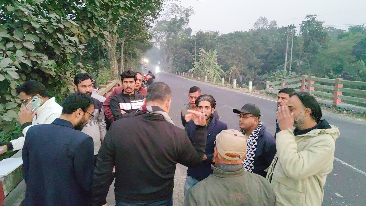 রাজৈর থানার ভারপ্রাপ্ত কর্মকর্তা ঘটনাস্থল পরিদর্শন করেন। ছবি- রূপালী বাংলাদেশ