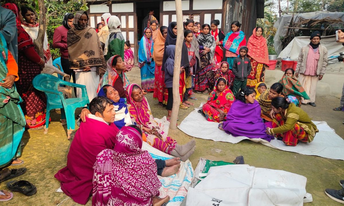 মরদেহ রেখে কান্নায় ভেঙে পড়েছেন আত্মীয়স্বজনসহ গ্রামবাসী। ছবি : রূপালী বাংলাদেশ