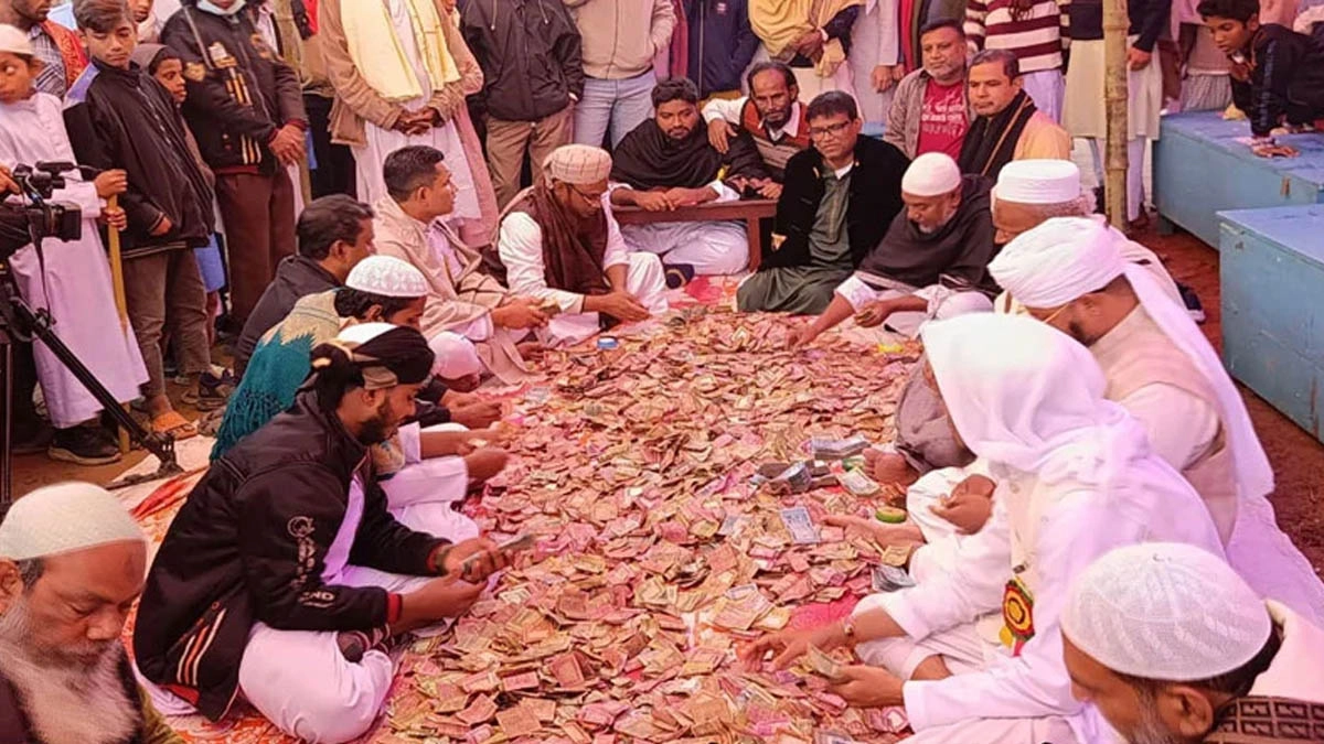 ঈশ্বরগঞ্জ উপজেলার জামিয়া গাফুরিয়া দারুসসুন্নাহ ইসলামপুর মাদ্রাসার ইসলামী সম্মেলনে দানের টাকা গণনা । ছবি- সংগৃহীত