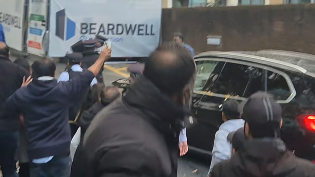 লন্ডনে বাংলাদেশ হাইকমিশনের গাড়িতে ডিম নিক্ষেপ করেন আওয়ামী লীগের নেতা–কর্মীরা। ছবি- রূপালী বাংলাদেশ