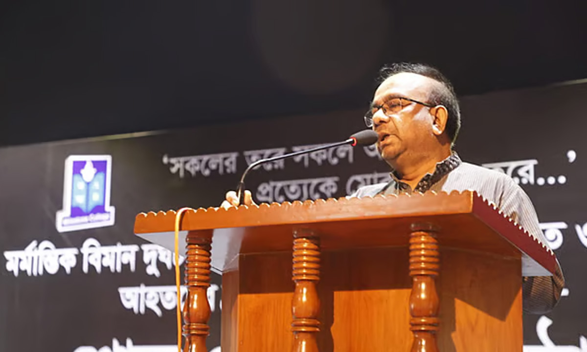 মাইলস্টোন স্কুল অ্যান্ড কলেজে যুদ্ধবিমান বিধ্বস্তের ঘটনায় নিহত ব্যক্তিদের আত্মার মাগফিরাত ও আহত ব্যক্তিদের দ্রুত আরোগ্য লাভের কামনায় শোক ও দোয়া অনুষ্ঠানে কথা বলেন অধ্যক্ষ ক্যাপ্টেন (অব.) জাহাঙ্গীর খান   । ছবি- সংগৃহীত
