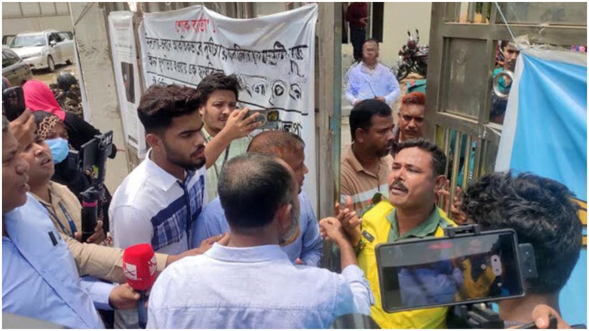 মাইলস্টোন স্কুল অ্যান্ড কলেজে সন্তান হারানো বাবা-মা। ছবি- সংগৃহীত
