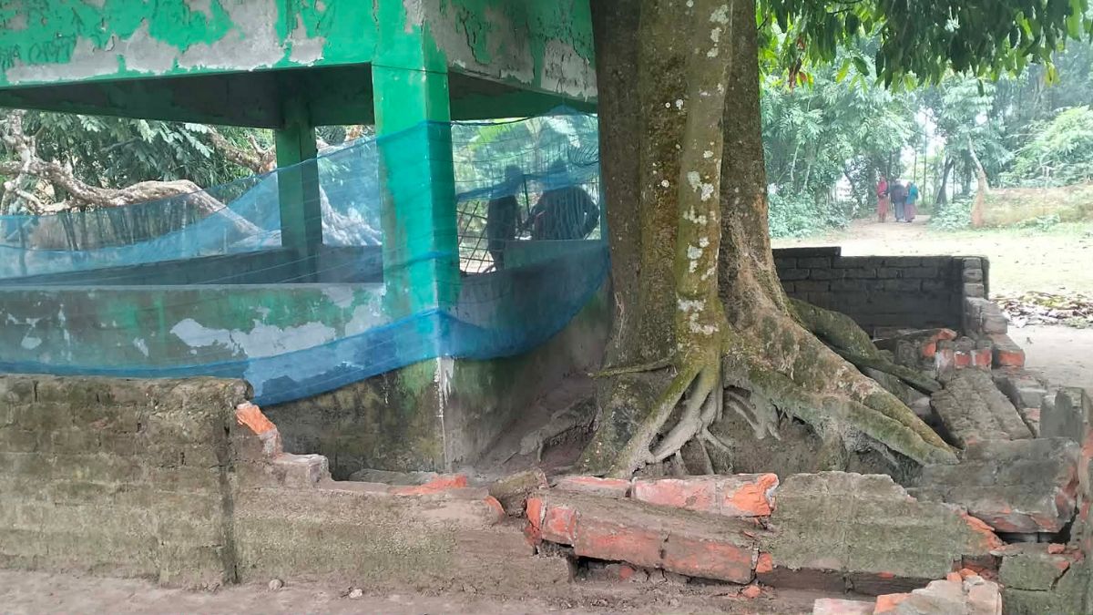 ভেঙে ফেলা মাজারের সীমানা প্রচীর। ছবি- রূপালী বাংলাদেশ
