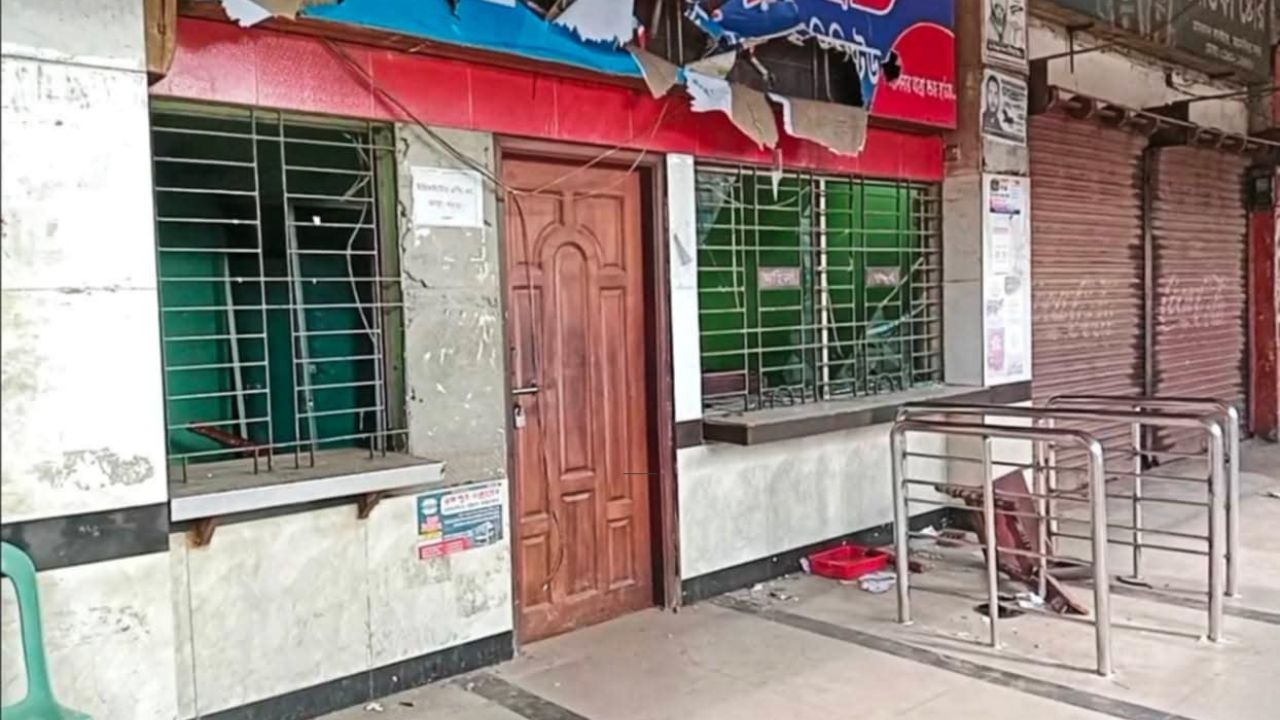 ভাঙচুর হওয়া মাসকান্দা বাস কাউন্টার। ছবি- রূপালী বাংলাদেশ