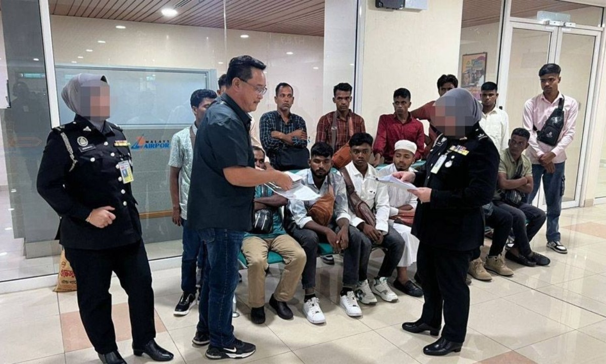 মালয়েশিয়ায় কুচিং বিমানবন্দরে আটক বাংলাদেশিরা। ছবি- সংগৃহীত