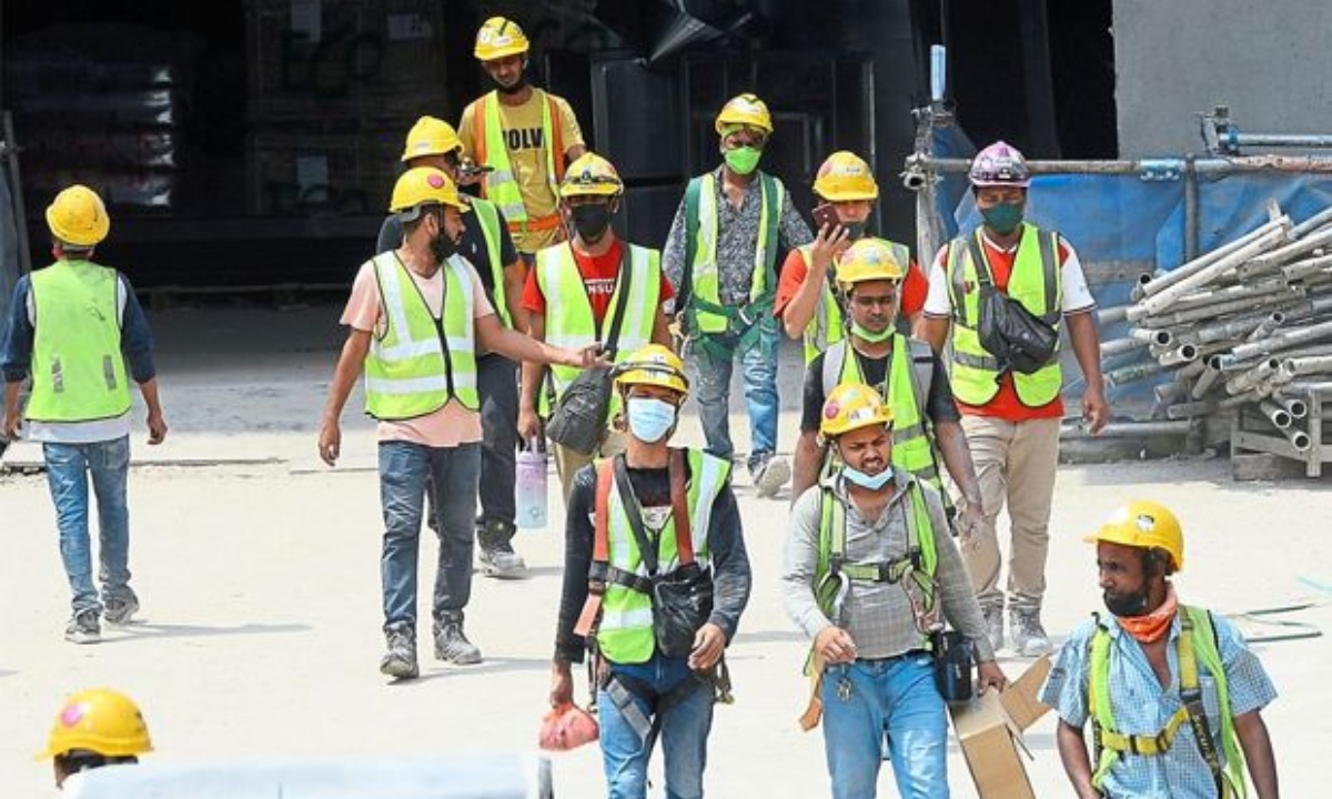 মালয়েশিয়ায় কয়েকজন বাংলাদেশি কর্মী। ছবি- সংগৃহীত